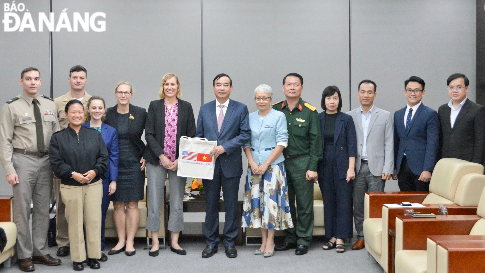 Tổng lãnh sự Hoa Kỳ tại thành phố Hồ Chí Minh Susan Burns (thứ 6, từ trái sang) tặng quà cho Chủ tịch UBND thành phố Lê Trung Chinh (thứ 7, từ phải sang). Ảnh: T.PHƯƠNG