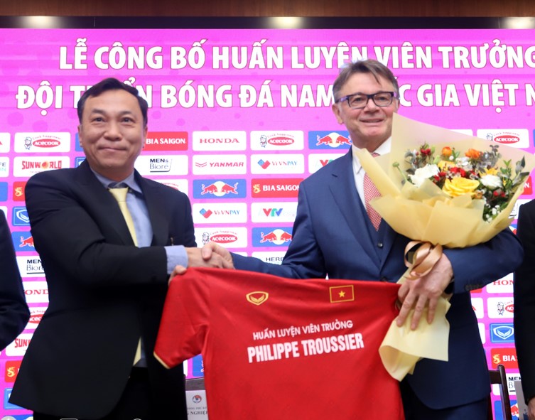 Huấn luyện viên Philippe Troussier (phải) được kỳ vọng sẽ giúp bóng đá Việt Nam vươn tầm. Ảnh: VFF