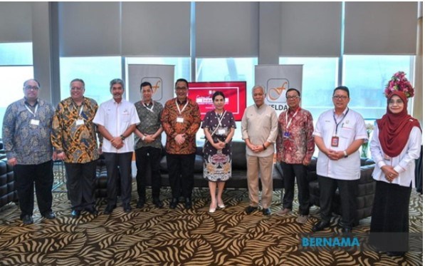 FELDA Chairman, Tan Sri Idris Jusoh (fourth, right). Also present, KADIN Coordinator Vice Chair IV, Human Capital, Research and Innovation, Carmelita Hartoto (centre) and KADIN Bilateral Malaysia Committee, Eko Putro Sandjojo (fifth, left). (Photo: BERNAMA)