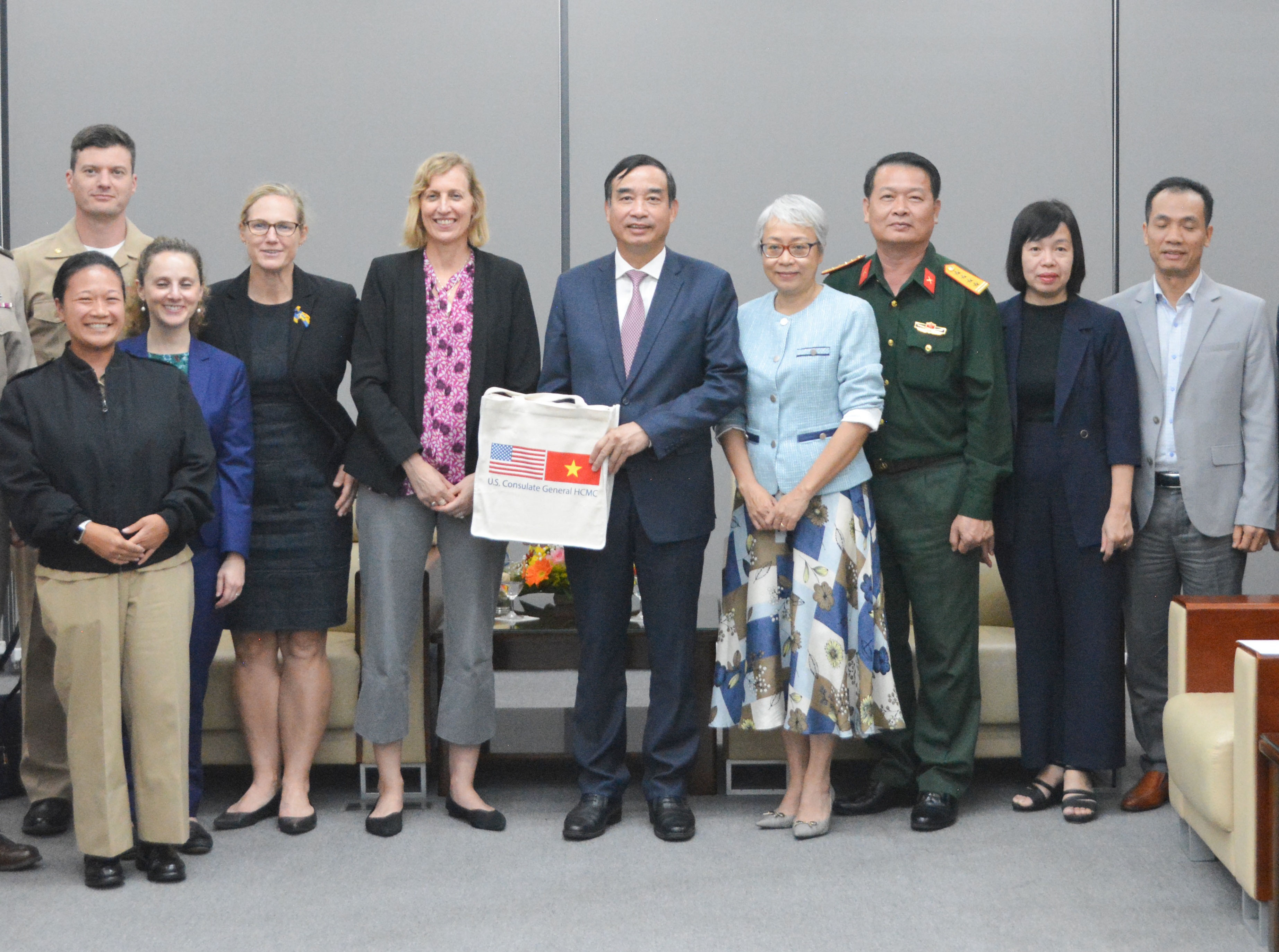 US Consul General in Ho Chi Minh City Susan Burns (5th, left) presented a gift to Chairman of the Da Nang People's Committee Le Trung Chinh (5th, right). Photo: T.PHUONG