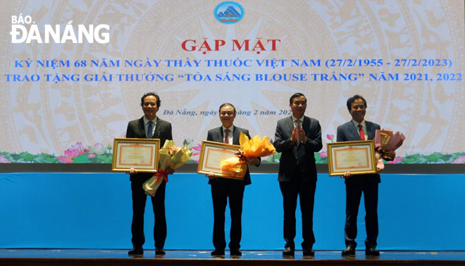 Da Nang People's Committee Chairman Le Trung Chinh (2nd, right) awards the Prime Minister's certificates of merit to 3 individuals in recognition of their outstanding achievements, February 27, 2022. Photo: PHAN CHUNG