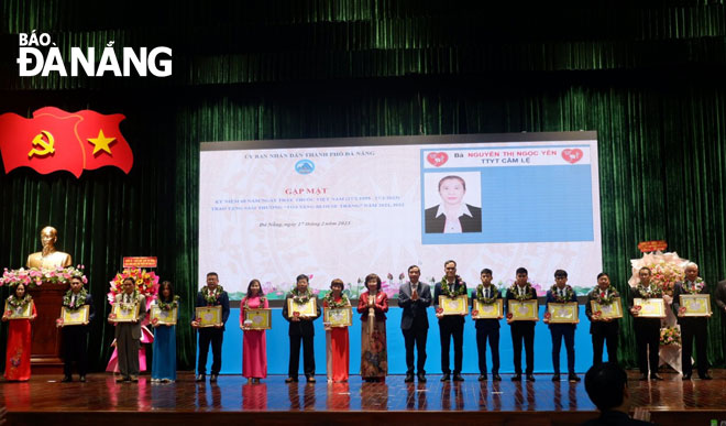 Da Nang People's Committee Chairman Le Trung Chinh (8th, right) and People's Committee Vice Chairwoman Ngo Thi Kim Yen (9th left) present the 