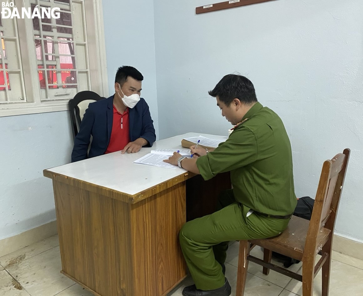 Cơ quan Cảnh sát điều tra, Công an thành phố làm việc với đối tượng Nguyễn Chí Học (trái). Ảnh: TRÍ DŨNG