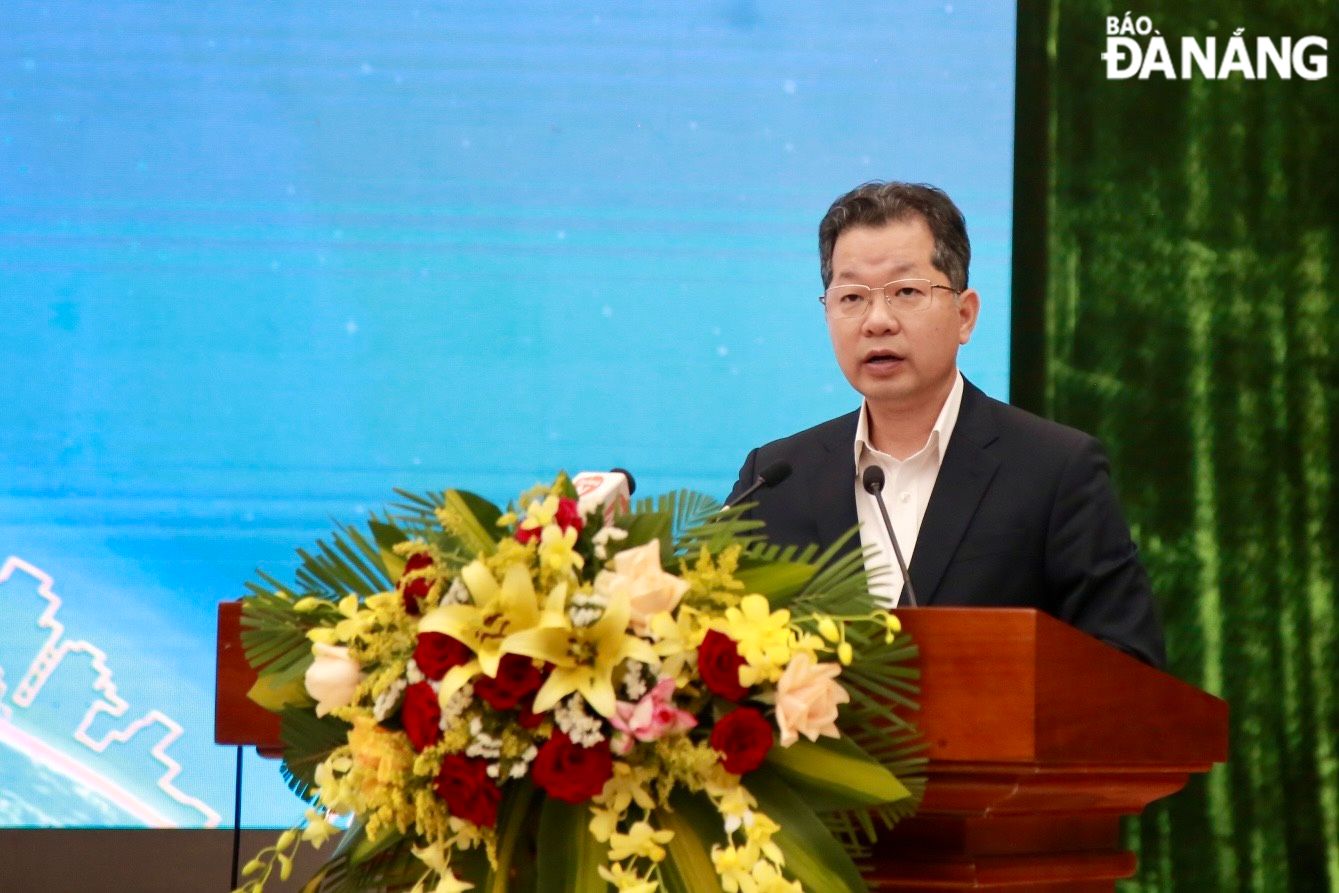 Municipal Party Committee Secretary Nguyen Van Quang speaking at the seminar