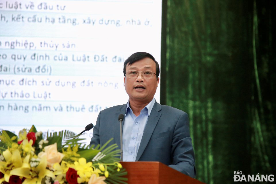 Director of the Da Nang Department of Natural Resources and Environment Pham Nam Son reported about the collecting of people's opinions on the draft revised Land Law in the city