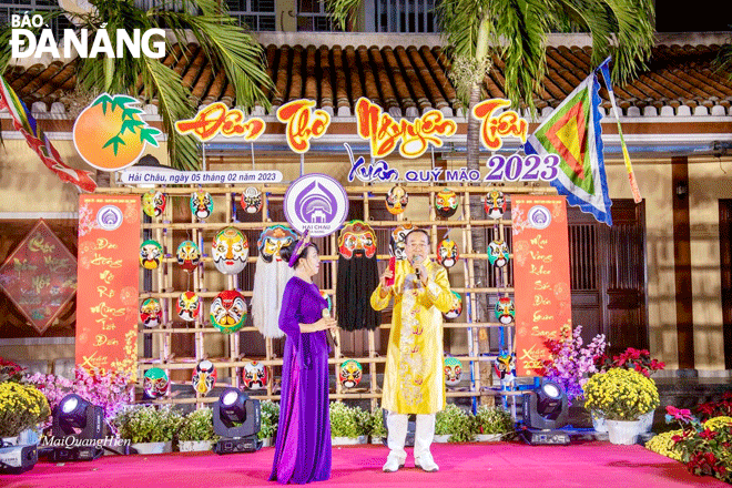 Festivals and other cultural events for New Year and Lunar New Year holidays held in Hai Chau District earned applause from the general public. In the photo: A Poetry Night took place in Nam Duong Ward, Hai Chau District on the 15th of the first lunar month or Nguyen Tieu Festival which fell on February 5. Photo: C.T