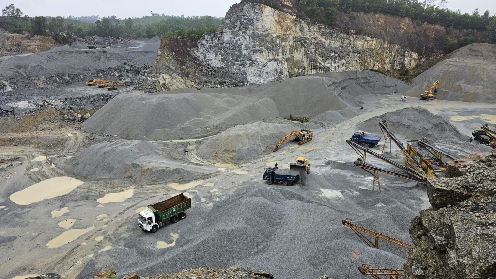 Tỉnh Quảng Nam nghiêm cấm khai thác cầm chừng gây khan hiếm vật liệu xây dựng
