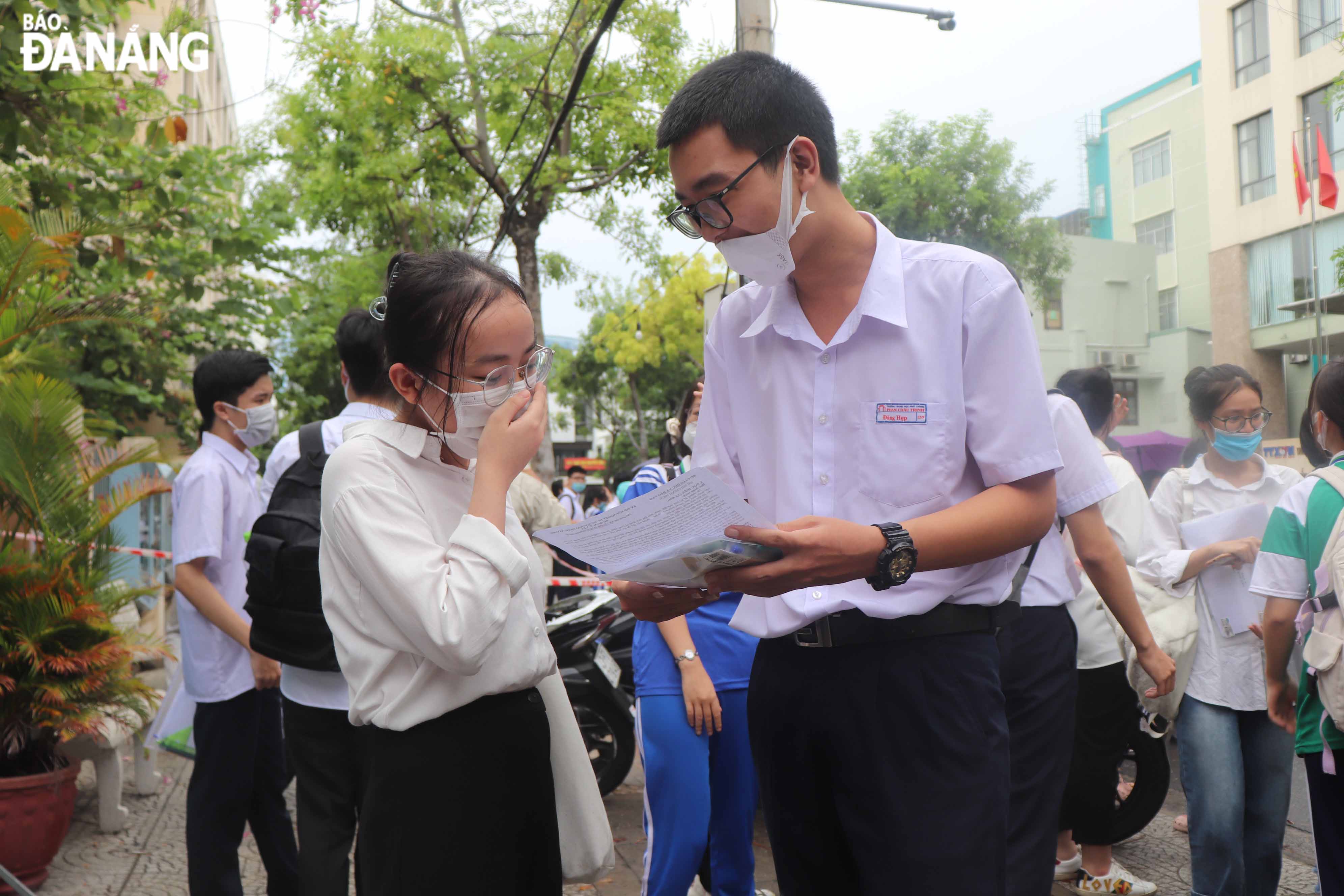 Thí sinh trao đổi sau khi thi tại điểm thi THPT Trần Phú. Ảnh: NGỌC HÀ