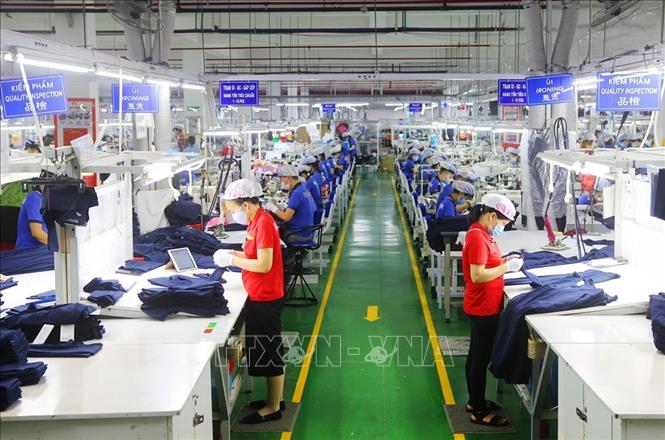 Hoạt động sản xuất đầu năm tại Công ty TNHH Apparel Far Eastern (Việt Nam) đóng Khu công nghiệp Việt Nam - Singapore, thành phố Thuận An (Bình Dương). Ảnh (tư liệu): TTXVN phát