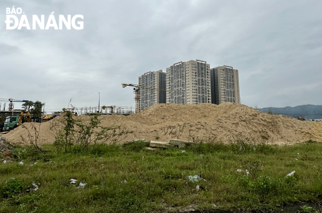 Bãi tập kết cát tại góc đường Huỳnh Dạng - Nguyễn Bá Phát (phường Hòa Hiệp Nam, quận Liên Chiểu) không được che chắn gây ô nhiễm môi trường. Ảnh: X.Đ