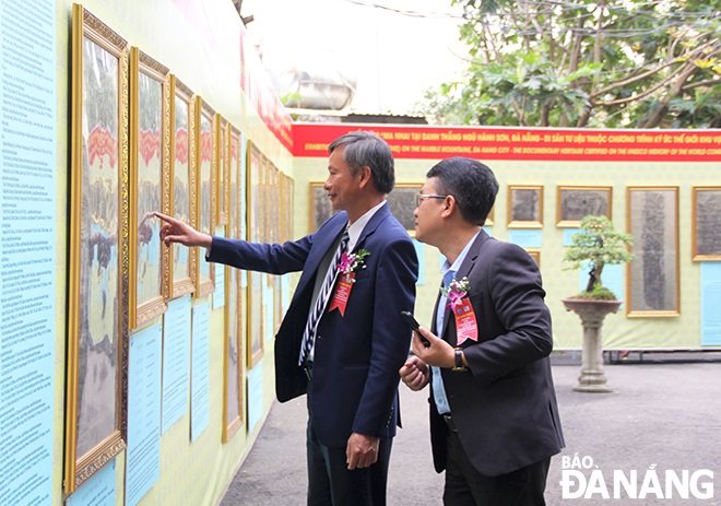 Head of the municipal Party Committee's Publicity and Training Department Doan Ngoc Hung Anh at the 'ma nhai' exhibition at the Marble Mountains Tourist Area. Photo: XUAN DUNG