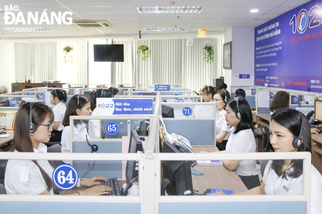 The city will implement a total and comprehensive digital transformation on all three pillars: digital government, digital economy and digital society. IN THE PHOTO: Staff of the Da Nang Public Service Information Center receive and respond to public service information. Photo: P.V