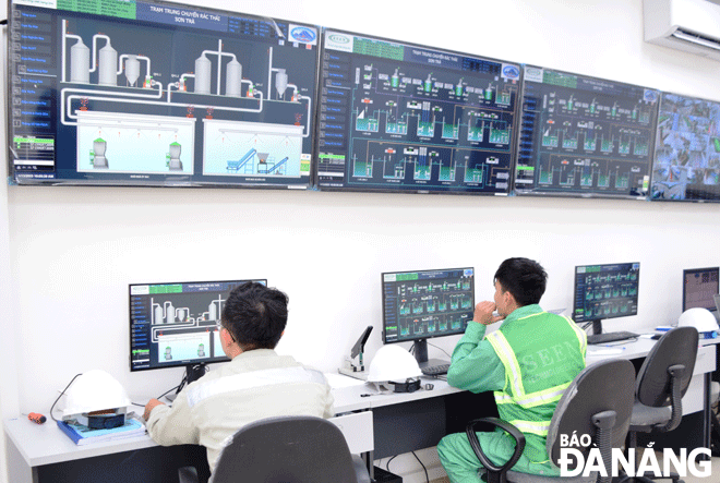 The city has formed an IOC Intelligent Monitoring Center with 6 basic intelligent services and 12 other additional services, most of which are in the field of environment. IN THE PHOTO: Smart monitoring and control system at the Son Tra District Garbage Transfer Station. Photo: H.H