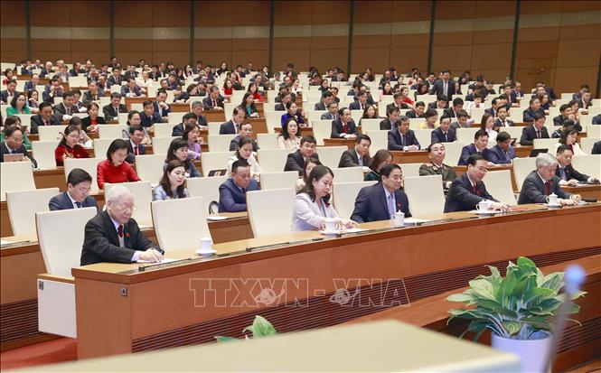 Tổng Bí thư Nguyễn Phú Trọng và các đồng chí lãnh đạo Đảng, Nhà nước, đại biểu Quốc hội biểu quyết thông qua chương trình kỳ họp. Ảnh: TTXVN
