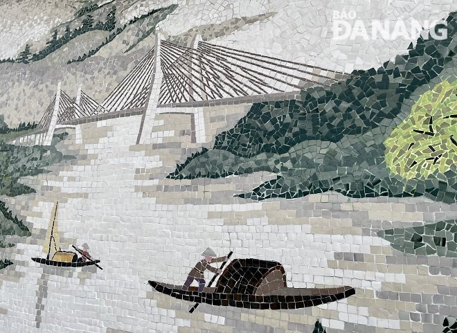 A porcelain painting about Da Nang's iconic Han River Bridge