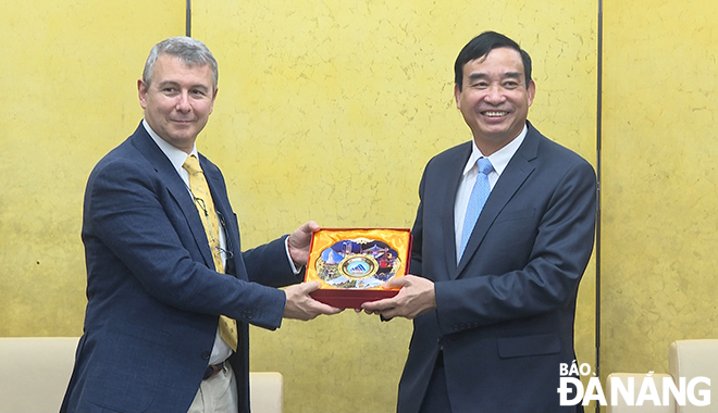 Da Nang People's Committee Chairman Le Trung Chinh (right) presents a souvenir to Mr. Karl Van Den Bossche. Photo: T.PHUONG