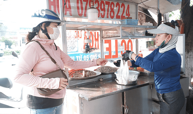 Mrs. Huynh Thi To Hoa (right), the owner of the Hoa snail stall, has got involved in selling snails from very early age.