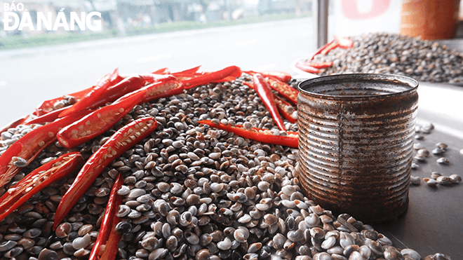 When customers come to buy, the seller will reheat boiled snails.