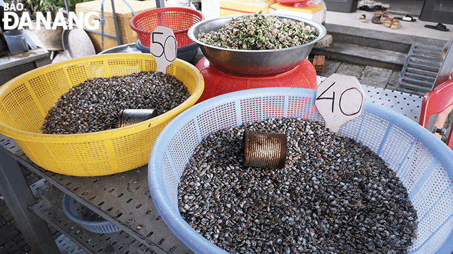 Snails, depending on the sizes, have different prices ranging from VND20,000 to VND50,000/can.