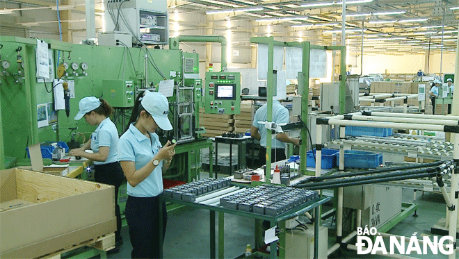Sản xuất tại Công ty TNHH Tokyo Keiki Precision Technology (Khu Công nghệ cao Đà Nẵng).  Ảnh: QUỲNH TRANG