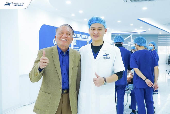Khách hàng trồng răng implant tại Lạc Việt Intech.