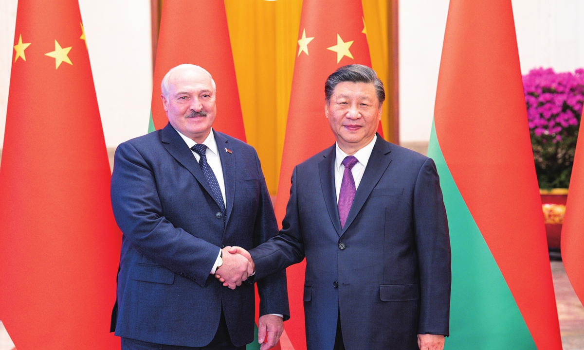 Tổng Bí thư, Chủ tịch Trung Quốc Tập Cận Bình (bên phải) tiếp Tổng  thống Belarus Alexander Lukashenko tại Bắc Kinh ngày 1-3. Ảnh: Xinhua