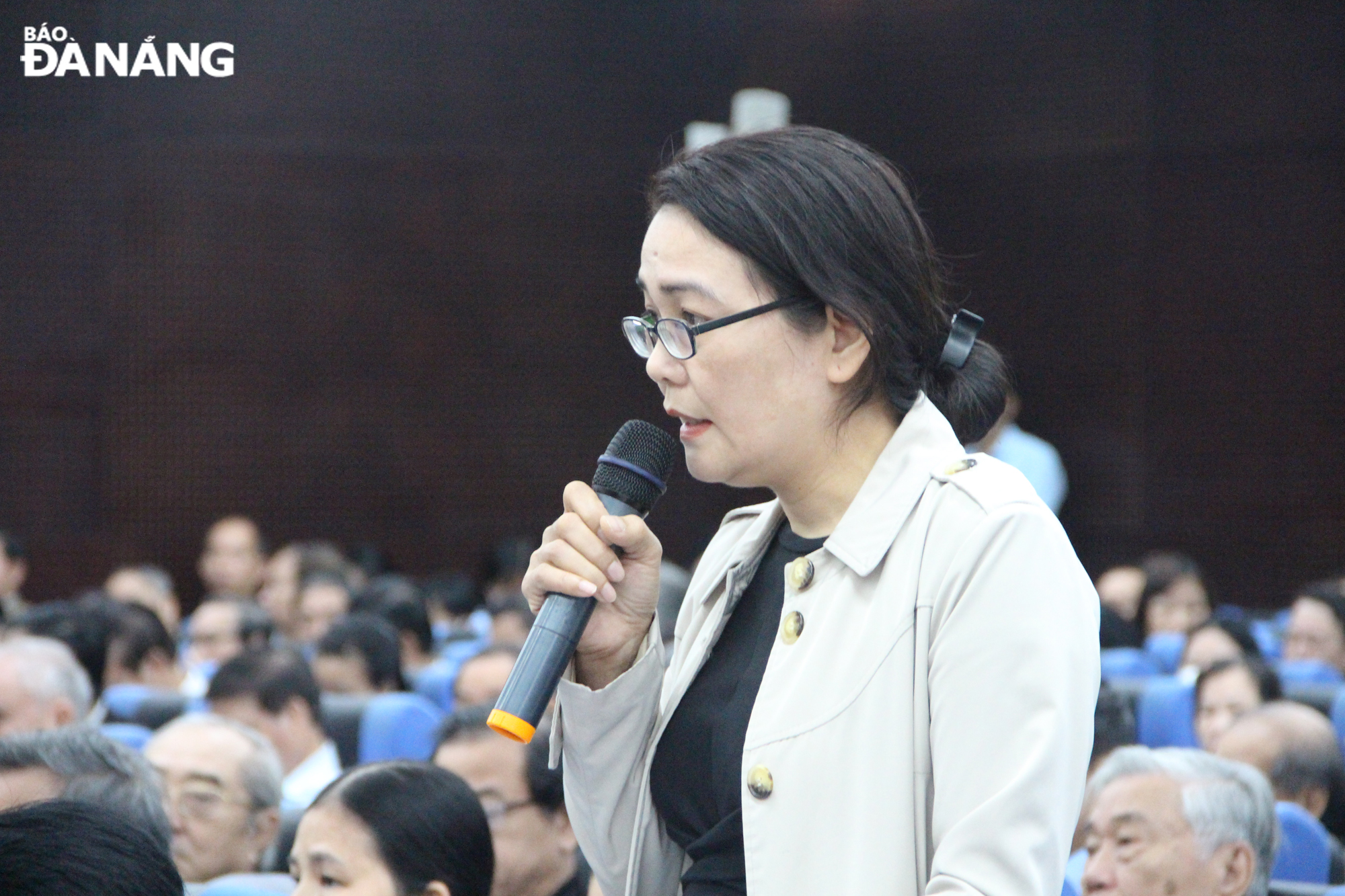 Cử tri Nguyễn Thị Mai (quận Sơn Trà) phát biểu tại hội nghị. Ảnh: TRỌNG HUY