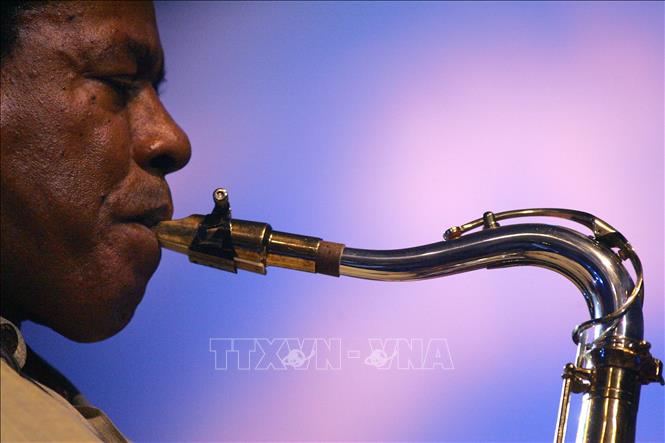 Nghệ sĩ saxophone Wayne Shorter biểu diễn tại một liên hoan âm nhạc ở Marciac, Pháp, ngày 13-8-2005. Ảnh: AFP/TTXVN