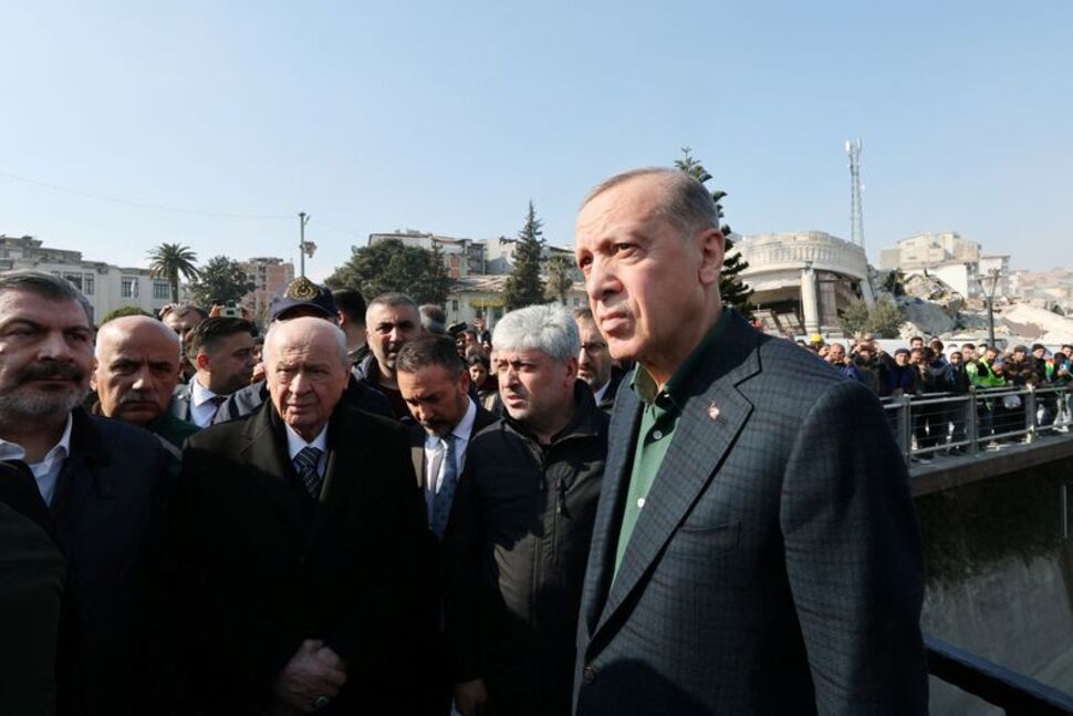 Tổng thống Thổ Nhĩ Kỳ Recep Tayyip Erdogan (bìa phải) thị sát thành phố Antakya thuộc tỉnh Hatay - nơi xảy ra động đất. Ảnh: Reuters