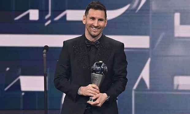 Messi hân hoan với giải thưởng FIFA The Best 2022. Nguồn: Getty Images