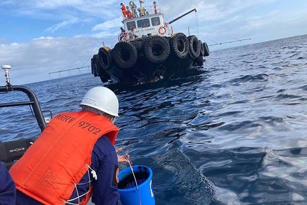 The Philippine Coast Guard collects seawater samples from an oil spill off Naujan on March 2. (Photo: AFP)