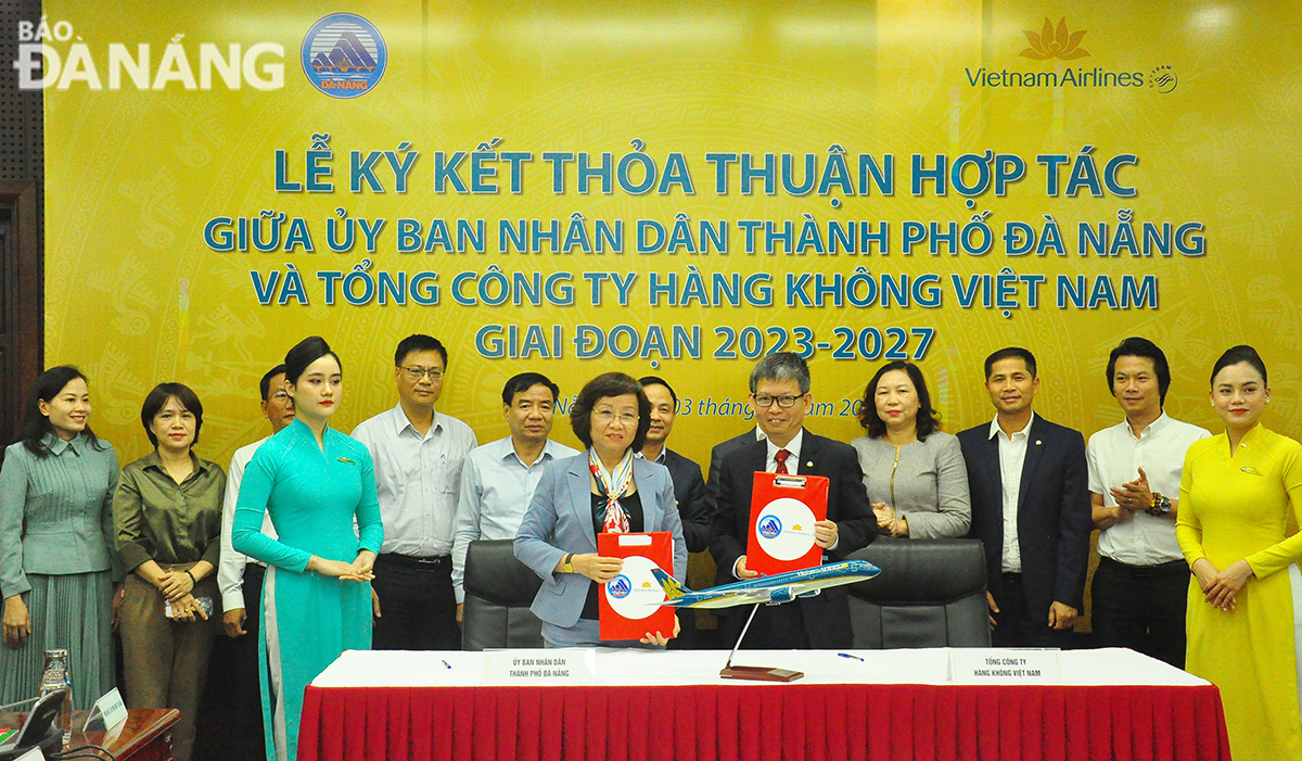 Phó Chủ tịch UBND thành phố Ngô Thị Kim Yến (thứ 6 từ phải sang) cùng lãnh đạo Tổng Công ty Hàng không Việt Nam ký kết biên bản hợp tác. Ảnh: THÀNH LÂN