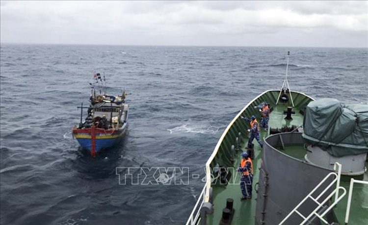Tàu cá bị hỏng máy thả trôi trong điều kiện gió Đông Bắc cấp 6,7 giật cấp 8. Ảnh: Minh Huệ - TTXVN