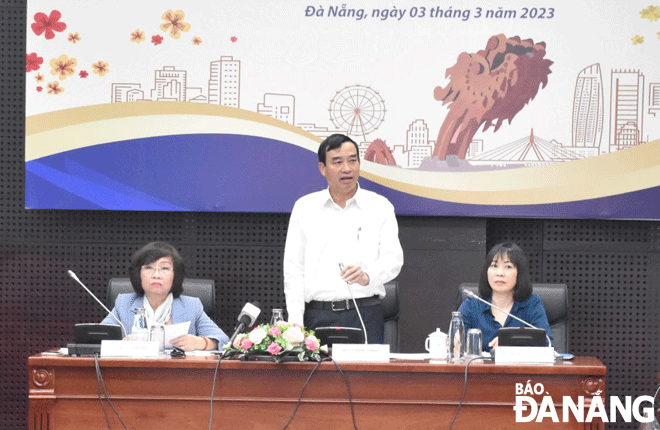 Chủ tịch UBND thành phố Lê Trung Chinh (giữa) cho biết thành phố đã và đang làm hết mình trong việc khôi phục và phát triển du lịch. Ảnh: THU HÀ	