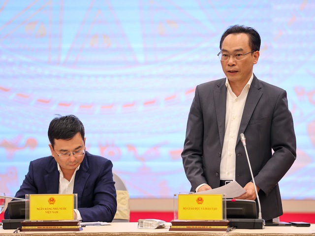 Thứ trưởng Bộ GD&ĐT Hoàng Minh Sơn cung cấp thông tin cho báo chí tại cuộc họp báo.