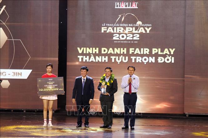 Trao Vinh danh Fair Play 2022 cho đại diện Huấn luyện viên Lee Young-jin (Hàn Quốc).