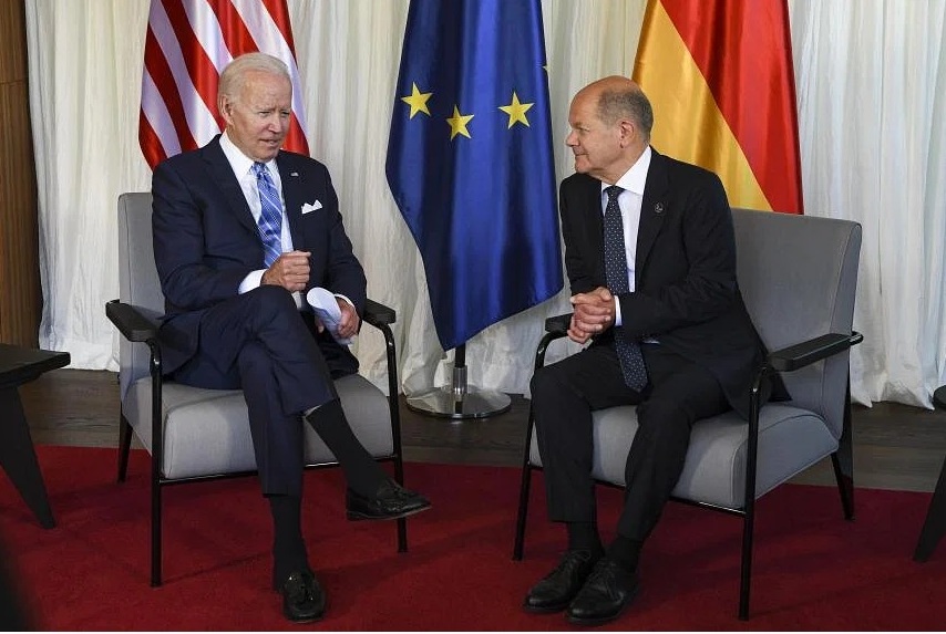 Tổng thống Mỹ Joe Biden (bên trái) và Thủ tướng Đức Olaf Scholz tại hội nghị thượng đỉnh G7 năm 2022 ở Đức. Ảnh: New York Times