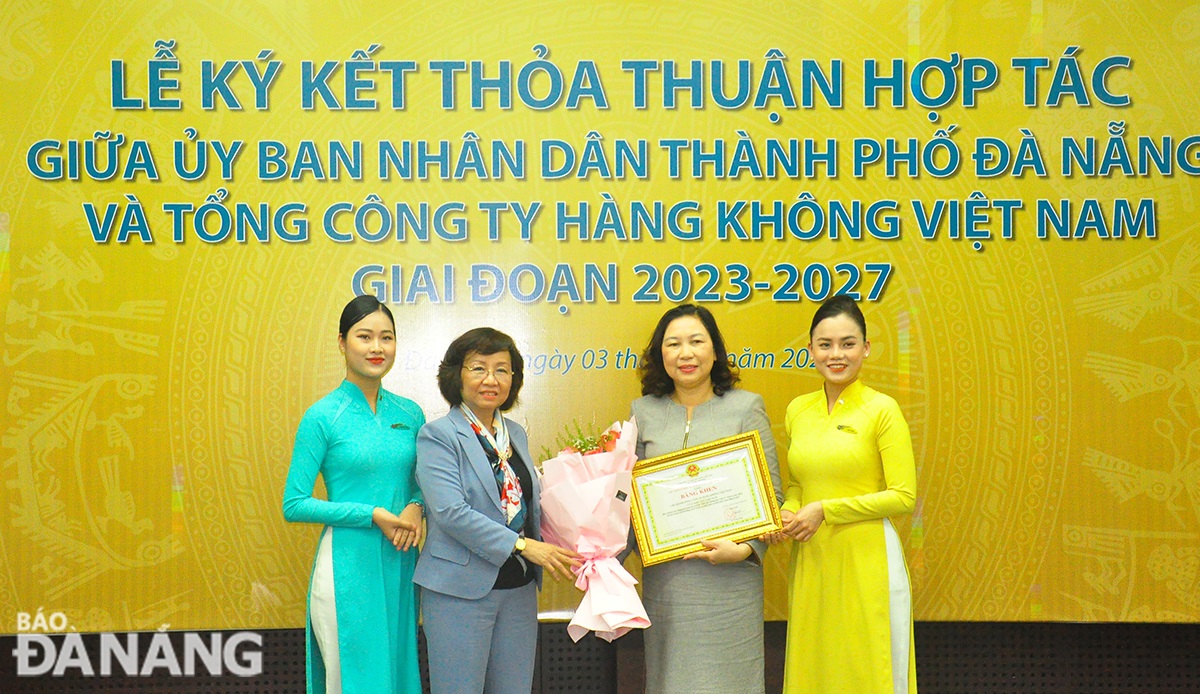 Vice Chairwoman Ngo Thi Kim Yen (2nd, left) presented the Certificate of Merit to the Branch of Vietnam Airlines Corporation - Vietnam Regional Joint Stock Company in recognition of its outstanding achievements in 2022. Photo: THANH LAN