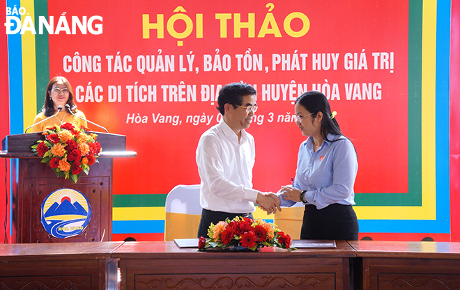 Đại diện lãnh đạo huyện Hòa Vang (trái) kí kết thỏa thuận hợp tác giữa với Đài Phát thanh – Truyền hình Đà Nẵng. Ảnh: V.T