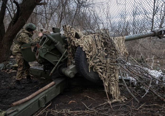 Binh sĩ Ukraine chuẩn bị khai hỏa từ một khẩu lựu pháo ở tiền tuyến. Ảnh: Reuters