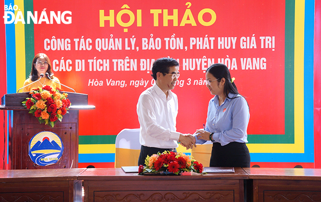 Leaders of Hoa Vang District (left) and the Da Nang Radio and Television Station entered into a cooperation agreement. Photo: V.T