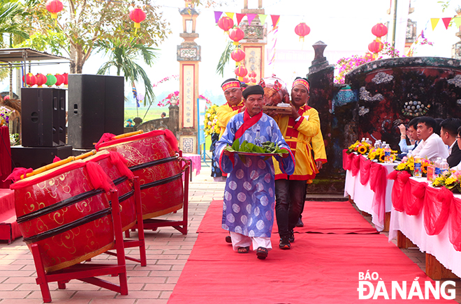 Ban lễ làng thực hiện nghi lễ truyền thống, mang lễ tế vào đình làng Bồ Bản.