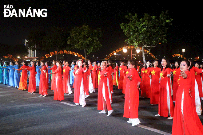 A flashmob performance by more than 300 women in the city. Photo: X.D