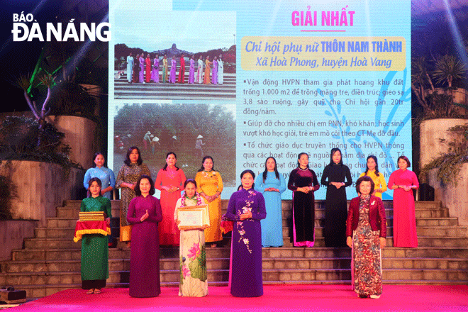 President of the Vietnam Women's Union Ha Thi Nga (first row, second from right) and Vice Chairwoman of the Da Nang People's Committee Ngo Thi Kim Yen (front row, first from right) presented the First Prize of the ‘Typical Chapters of Da Nang Women's Union’ Awards 2022 for the Women's Union chapter in Nam Thanh Village, Hoa Phong Commune, Hoa Vang District. Photo: X.D
