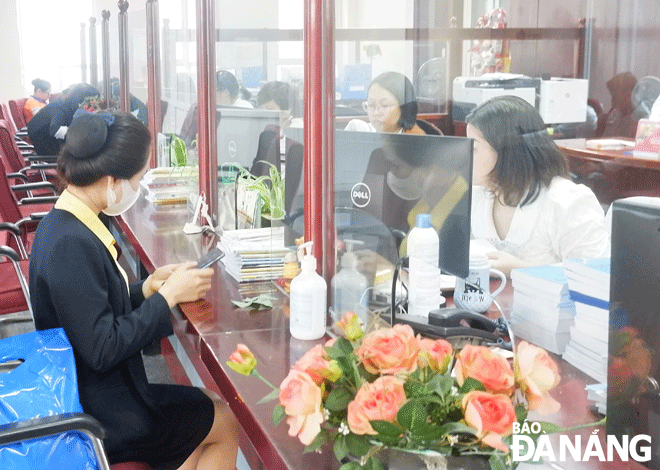 The Da Nang branch of the State Bank of Viet Nam is increasingly directing commercial banks to create favourable conditions for businesses to access credit capital. IN PHOTO: Transaction activities at the branch of the State Bank of Viet Nam in Da Nang. Photo: M.Q