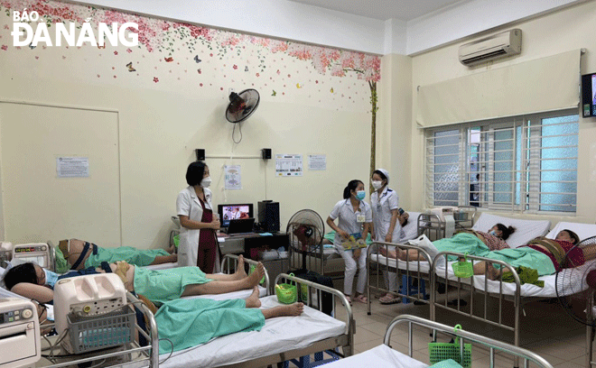 Medical staff of the Da Nang Maternity and Paediatrics Hospital  provide consultations related to postnatal screening for  pregnant women. Photo: PHAN CHUNG