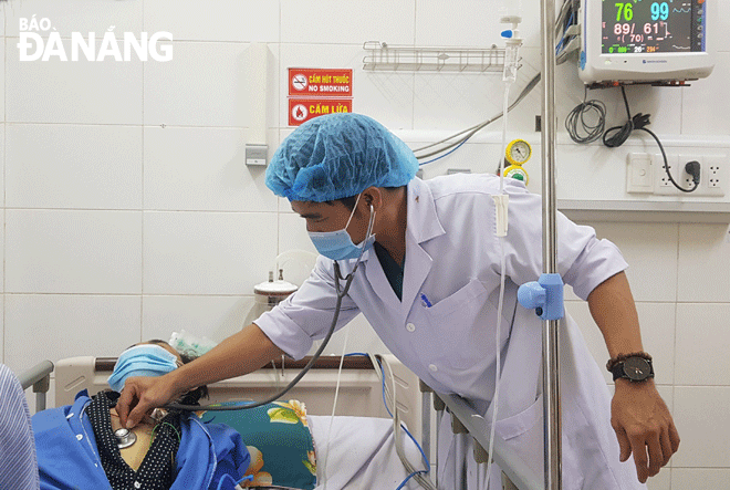 Khám bệnh cho bệnh nhân điều trị lao tại Bệnh viện Phổi Đà Nẵng. Ảnh: P.CHUNG