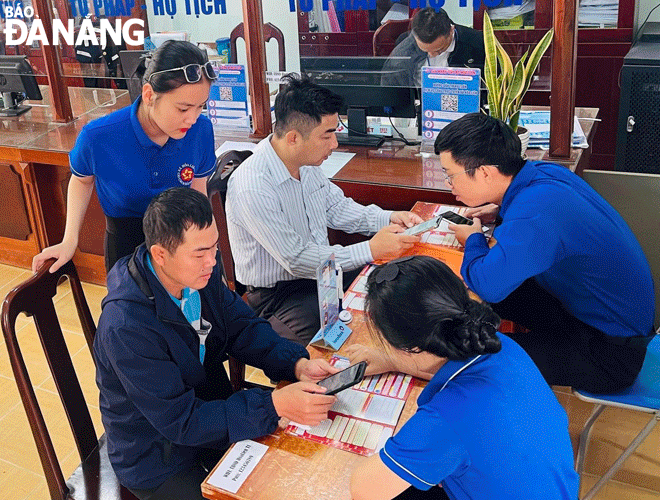 Các quận, huyện tăng cường truyền thông về chuyển đổi số cho người dân. Trong ảnh: Đoàn viên thanh niên xã Hòa Nhơn, huyện Hòa Vang hỗ trợ người dân cách tạo tài khoản dịch vụ công. Ảnh: M.Q	