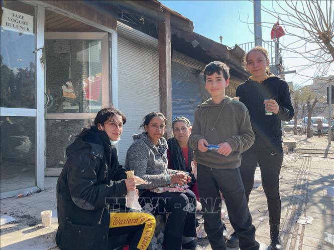 Những ánh mắt đầy nghị lực của người dân tại tỉnh Hatay, Thổ Nhĩ Kỳ, nơi hứng chịu hậu quả nặng nề bởi trận động đất. Ảnh tư liệu: Hải Linh/TTXVN