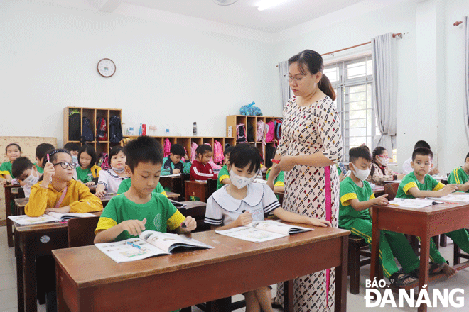 Nhiều trường tiểu học trên địa bàn quận Liên Chiểu không bảo đảm học sinh học 2 buổi/ngày. Trong ảnh: Học sinh Trường Tiểu học Duy Tân trong một giờ học. Ảnh: NGỌC HÀ